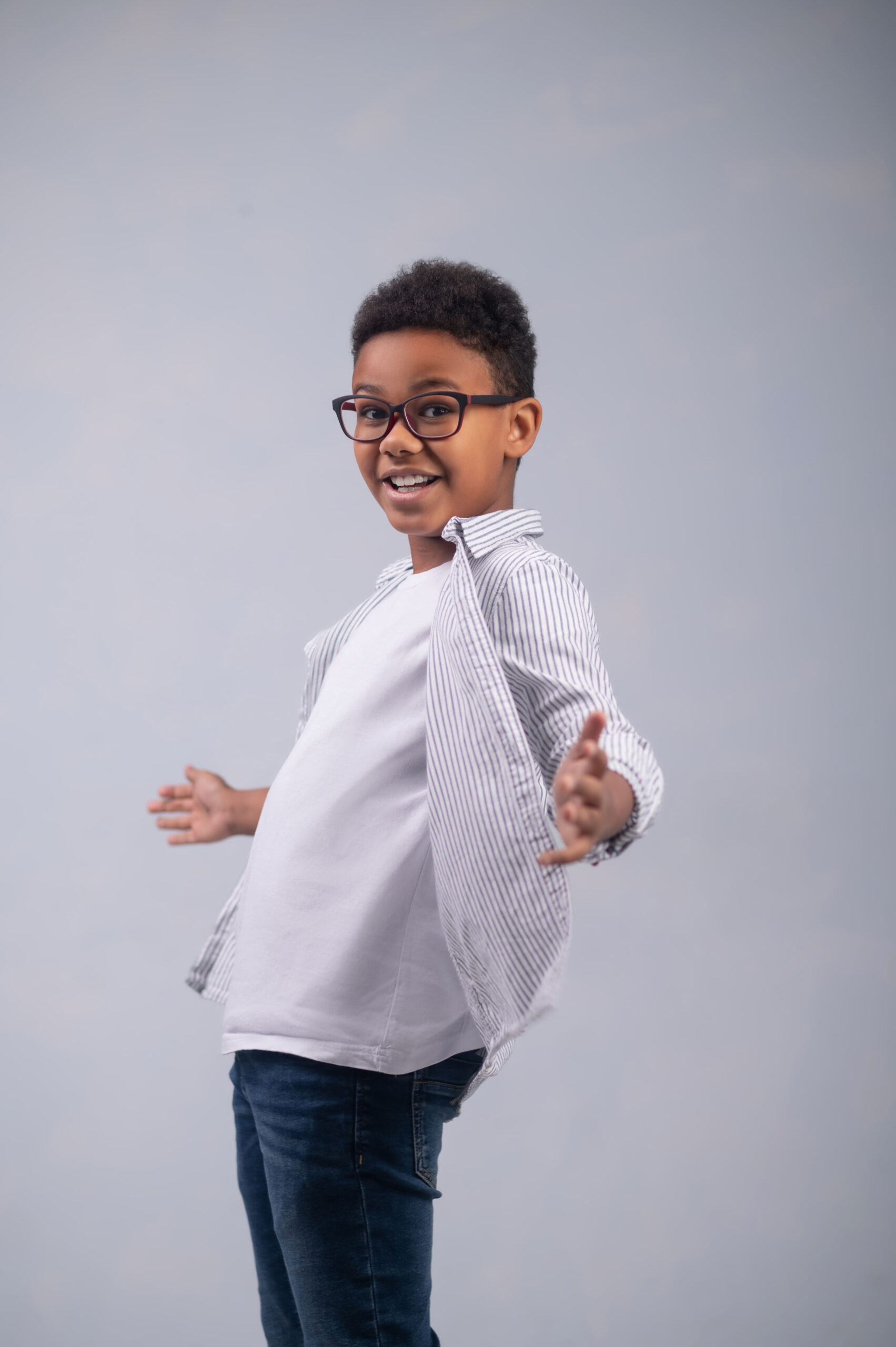 studio-photo-emotional-cute-boy-with-arms-spread-sides-posing-camera studio-photo-emotional-cute-boy-with-arms-spread-sides-posing-camera